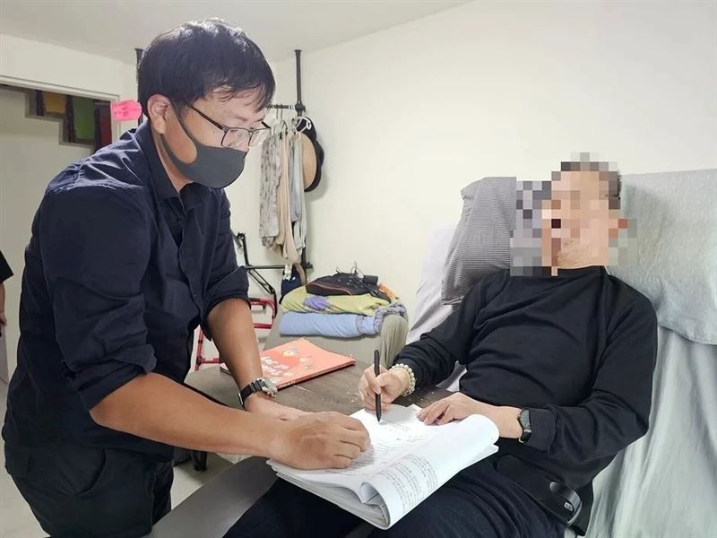 新竹市鍾姓男子因跌倒癱瘓,委託律師提出安樂死釋憲,創全台首例。(圖/翻攝自紀岳良臉書)