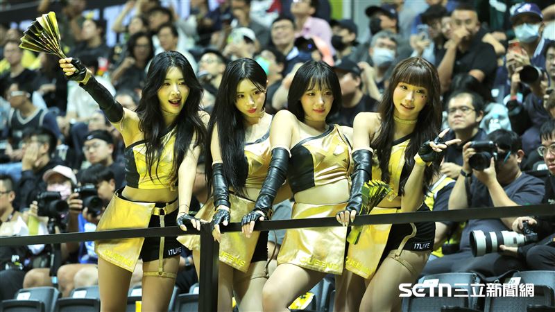 新北國王啦啦隊17LIVE QUEENS韓籍成員金泰琳(左起)、金娜妍、河智媛。(圖/記者劉彥池攝影)