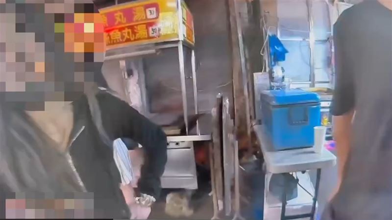 三重員警於執行巡邏勤務時,發現黃女與黃男形跡可疑,隨即上前盤查,查獲2之電子菸及依托咪酯菸彈1顆。(圖/翻攝畫面)