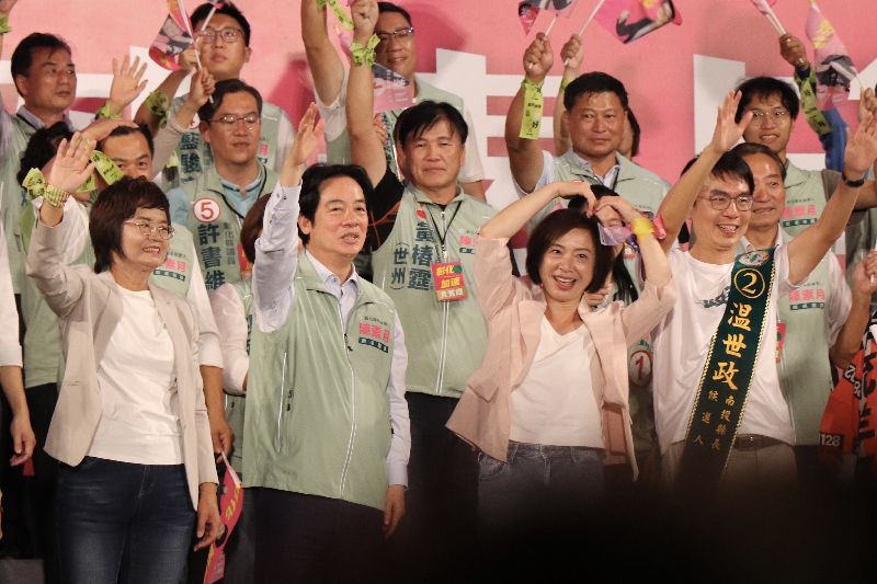 民進黨彰化縣長參選人陳素月（前左）31日晚間舉行競選總部成立大會，身兼民進黨主席的總統賴清德（前左2）及同黨台中市長參選人何欣純（前右2）、南投縣長參選人(溫)世政（前右）等人皆到場站台力挺