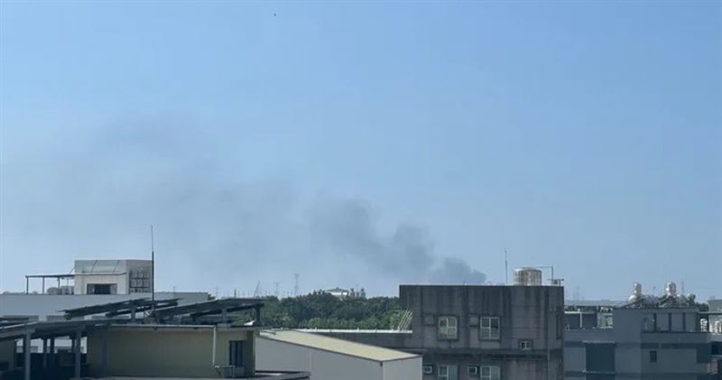 高雄市永安區興達電廠新複3號機鍋爐房今日上午發生火警,大量黑煙上竄,數公里外都能看見,消防局出動16車40人,約半小時撲滅,無人傷亡,環保局查出疑為包商施工不慎所致。(圖/翻攝畫面)