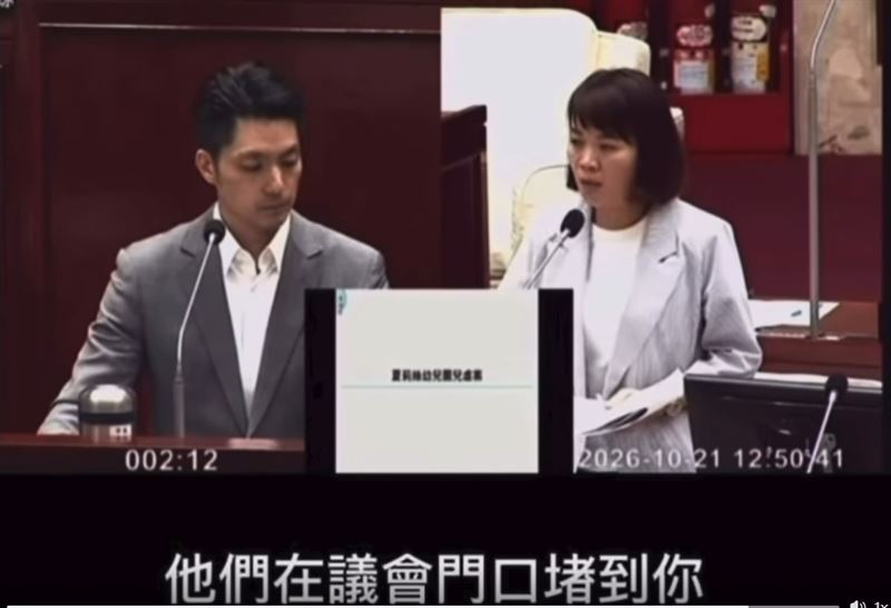 網友翻出昔日簡舒培質詢蔣萬案的畫面開轟:明明在議會門口堵到。(圖/翻攝自Threads @lstg0327)