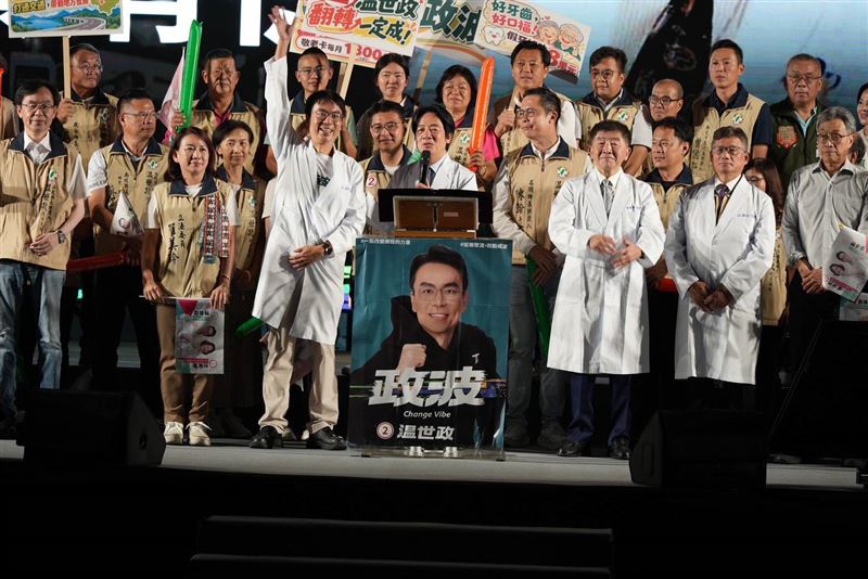温世政在南投縣體育場舉辦聯合競選總部成立大會，總統賴清德、政委陳時中等人出席。（圖／温世政競辦提供）