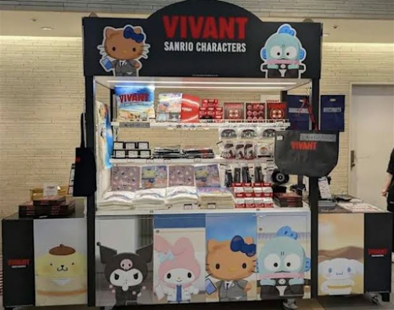 三麗鷗將經典角色Hello Kitty、My Melody等套上劇中「間諜人物」服飾，相關周邊產品早已推出市場。（圖／翻攝畫面）