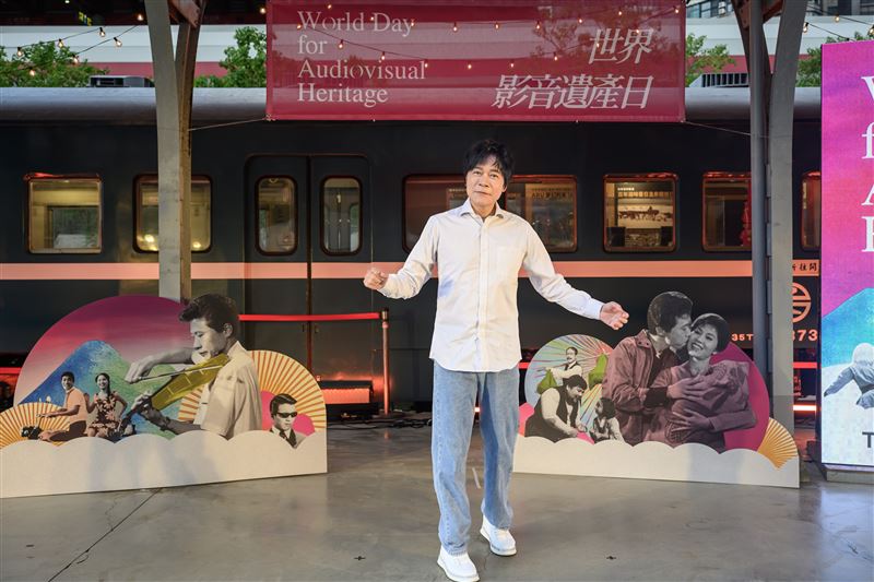 洪榮宏在現場和爸爸年輕時拍的《舊情綿綿》電影劇照合照。（圖／國家影視聽中心提供）